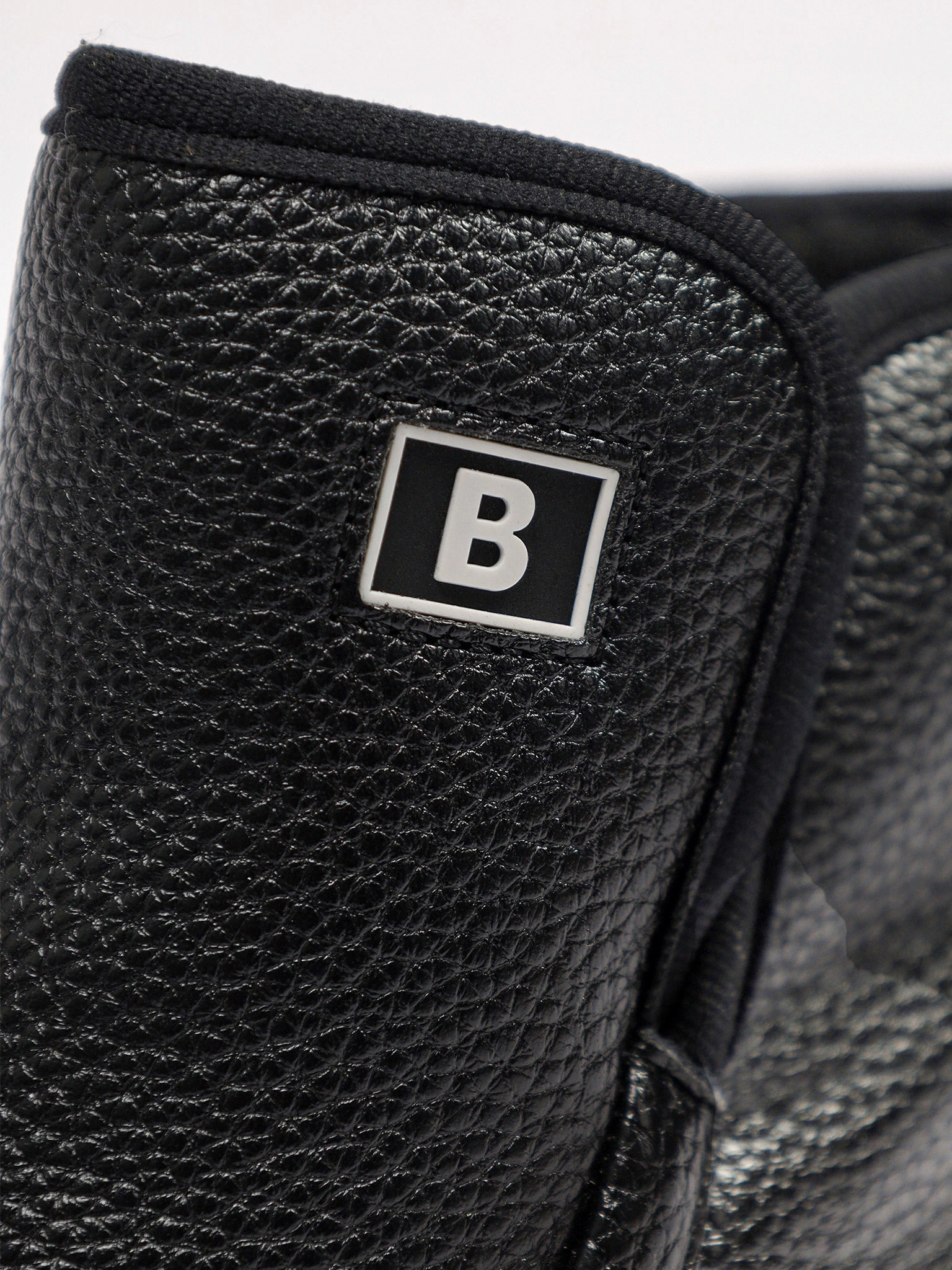 Ботинки черного цвета на контрастной низкой подошве